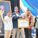 Bupati Barito Timur, M. Yamin, menerima penghargaan langsung dari Kepala BNN RI Komjen Pol. Dr. (H.C.) Suyudi Ario Seto. (ist)
