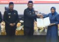Bupati Barito Utara, H. Shalahuddin dan Ketua DPRD Hj. Merry Rukaini, memperlihatkan Nota Kesepakatan Bersama Perubahan KUA-PPAS APBD 2026 usai ditandatangani, Kamis (20/8/2026).