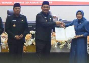 Bupati Barito Utara, H. Shalahuddin dan Ketua DPRD Hj. Merry Rukaini, memperlihatkan Nota Kesepakatan Bersama Perubahan KUA-PPAS APBD 2026 usai ditandatangani, Kamis (20/8/2026).