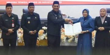Bupati Barito Utara, H. Shalahuddin dan Ketua DPRD Hj. Merry Rukaini, memperlihatkan Nota Kesepakatan Bersama Perubahan KUA-PPAS APBD 2026 usai ditandatangani, Kamis (20/8/2026).