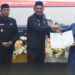 Bupati Barito Utara, H. Shalahuddin dan Ketua DPRD Hj. Merry Rukaini, memperlihatkan Nota Kesepakatan Bersama Perubahan KUA-PPAS APBD 2026 usai ditandatangani, Kamis (20/8/2026).