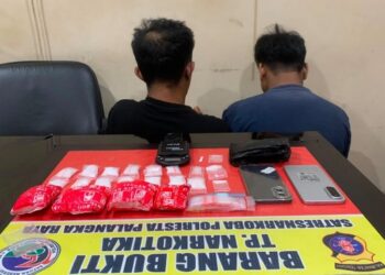 SA (42) dan AW (39) beserta barang bukti. (ist)