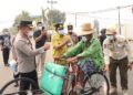 Kapolres Barito Selatan AKBP Jecson R. Hutapea, S.I.K., M.H., bersama Wakil Bupati Khristianto Yudha, S.T., M.T., membagikan masker gratis kepada masyarakat, Kamis (20/8/2026).