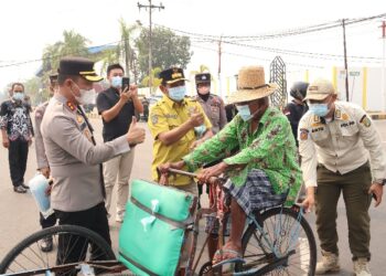 Kapolres Barito Selatan AKBP Jecson R. Hutapea, S.I.K., M.H., bersama Wakil Bupati Khristianto Yudha, S.T., M.T., membagikan masker gratis kepada masyarakat, Kamis (20/8/2026).