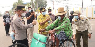Kapolres Barito Selatan AKBP Jecson R. Hutapea, S.I.K., M.H., bersama Wakil Bupati Khristianto Yudha, S.T., M.T., membagikan masker gratis kepada masyarakat, Kamis (20/8/2026).