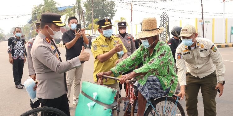 Kapolres Barito Selatan AKBP Jecson R. Hutapea, S.I.K., M.H., bersama Wakil Bupati Khristianto Yudha, S.T., M.T., membagikan masker gratis kepada masyarakat, Kamis (20/8/2026).