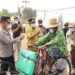Kapolres Barito Selatan AKBP Jecson R. Hutapea, S.I.K., M.H., bersama Wakil Bupati Khristianto Yudha, S.T., M.T., membagikan masker gratis kepada masyarakat, Kamis (20/8/2026).