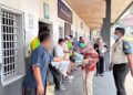 Petugas Rutan Kelas IIB Tamiang Layang yang membagikan masker kepada warga binaan sebagai bentuk kepedulian terhadap kesehatan, Jumat (21/8/2026). (ist)