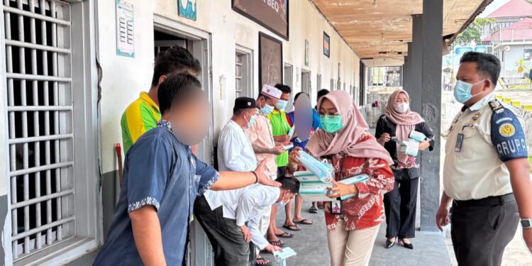 Petugas Rutan Kelas IIB Tamiang Layang yang membagikan masker kepada warga binaan sebagai bentuk kepedulian terhadap kesehatan, Jumat (21/8/2026). (ist)