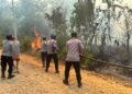 Kapolsek Dusun Tengah IPTU Stefanus Rantealo, S.H., M.M. langsung memimpin personel bersama Bhabinkamtibmas, pemerintah desa, Damkar Paku, dan masyarakat untuk mengecek sekaligus memadamkan titik api, Sabtu (22/8/2026).