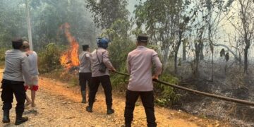 Kapolsek Dusun Tengah IPTU Stefanus Rantealo, S.H., M.M. langsung memimpin personel bersama Bhabinkamtibmas, pemerintah desa, Damkar Paku, dan masyarakat untuk mengecek sekaligus memadamkan titik api, Sabtu (22/8/2026).