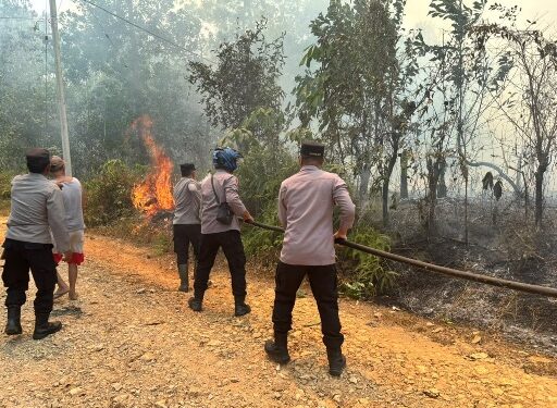 Kapolsek Dusun Tengah IPTU Stefanus Rantealo, S.H., M.M. langsung memimpin personel bersama Bhabinkamtibmas, pemerintah desa, Damkar Paku, dan masyarakat untuk mengecek sekaligus memadamkan titik api, Sabtu (22/8/2026).