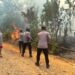 Kapolsek Dusun Tengah IPTU Stefanus Rantealo, S.H., M.M. langsung memimpin personel bersama Bhabinkamtibmas, pemerintah desa, Damkar Paku, dan masyarakat untuk mengecek sekaligus memadamkan titik api, Sabtu (22/8/2026).