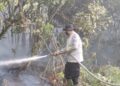 Kapolres Barito Timur AKBP Eddy Santoso, S.I.K., M.H., turun langsung berjibaku memadamkan kebakaran hutan dan lahan, Sabtu (22/8/2026).