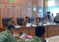 Bupati Barito Timur M. Yamin dan Wabup Adi Mula Nakalelu, beserta unsur Forkopimda memimpin Rakor Penanganan Karhutla 2026, Senin (24/8/2026).