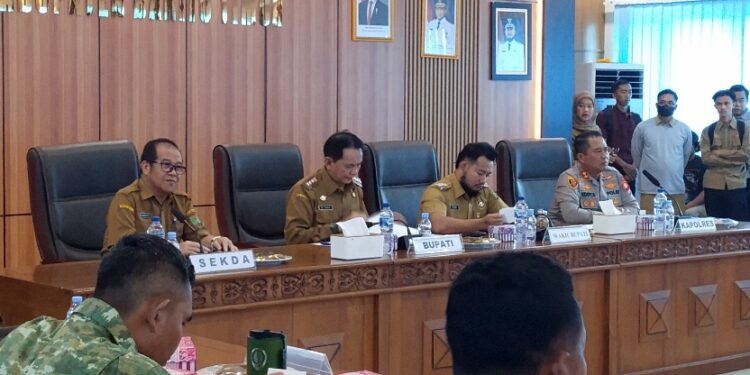 Bupati Barito Timur M. Yamin dan Wabup Adi Mula Nakalelu, beserta unsur Forkopimda memimpin Rakor Penanganan Karhutla 2026, Senin (24/8/2026).