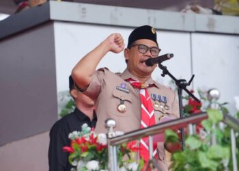 Bupati Barito Utara, H. Shalahuddin, memberikan semangat ketika menghadiri peringatan HUT ke-65 Gerakan Pramuka tingkat Kwartir Cabang (Kwarcab) Barito Utara sekaligus membuka Pesta Siaga Tingkat Kabupaten Barito Utara Tahun 2026 di Arena Terbuka Tiara Batara, Muara Teweh, Senin (24/8/2026).