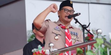Bupati Barito Utara, H. Shalahuddin, memberikan semangat ketika menghadiri peringatan HUT ke-65 Gerakan Pramuka tingkat Kwartir Cabang (Kwarcab) Barito Utara sekaligus membuka Pesta Siaga Tingkat Kabupaten Barito Utara Tahun 2026 di Arena Terbuka Tiara Batara, Muara Teweh, Senin (24/8/2026).