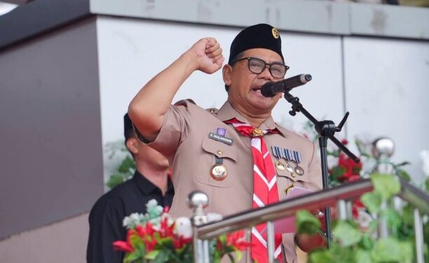 Bupati Barito Utara, H. Shalahuddin, memberikan semangat ketika menghadiri peringatan HUT ke-65 Gerakan Pramuka tingkat Kwartir Cabang (Kwarcab) Barito Utara sekaligus membuka Pesta Siaga Tingkat Kabupaten Barito Utara Tahun 2026 di Arena Terbuka Tiara Batara, Muara Teweh, Senin (24/8/2026).