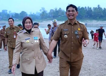 Bupati Barito Utara, H. Shalahuddin bersama istrinya, Hj. Maya Savitri Shalahuddin, menikmati pemandangan gosong, Senin (24/8/2026).