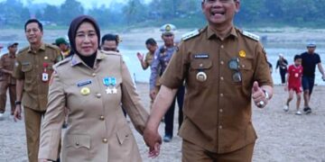 Bupati Barito Utara, H. Shalahuddin bersama istrinya, Hj. Maya Savitri Shalahuddin, menikmati pemandangan gosong, Senin (24/8/2026).