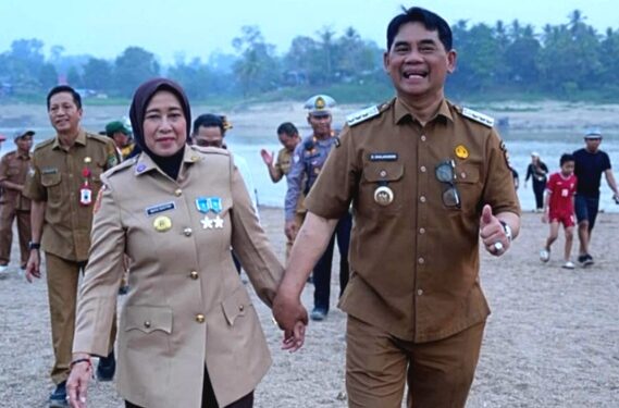 Bupati Barito Utara, H. Shalahuddin bersama istrinya, Hj. Maya Savitri Shalahuddin, menikmati pemandangan gosong, Senin (24/8/2026).