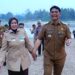 Bupati Barito Utara, H. Shalahuddin bersama istrinya, Hj. Maya Savitri Shalahuddin, menikmati pemandangan gosong, Senin (24/8/2026).