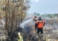 Penanganan tim gabungan terhadap api yang membakar lahan kosong di Jalan Tampung Penyang 13 dan 14, Kelurahan Palangka, Kecamatan Jekan Raya, Selasa (25/8/2026). (ist)