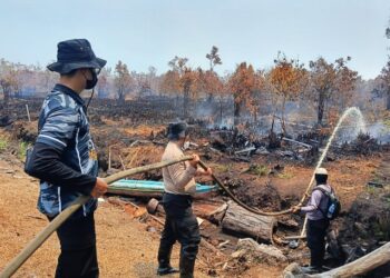 Tim Kegiatan Rutin yang Ditingkatkan (KRYD) Polresta Palangka Raya turun langsung membantu memadamkan api di tiga titik berbeda, Selasa (25/8/2026). (ist)