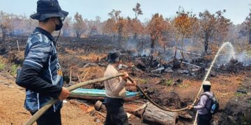 Tim Kegiatan Rutin yang Ditingkatkan (KRYD) Polresta Palangka Raya turun langsung membantu memadamkan api di tiga titik berbeda, Selasa (25/8/2026). (ist)