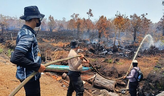 Tim Kegiatan Rutin yang Ditingkatkan (KRYD) Polresta Palangka Raya turun langsung membantu memadamkan api di tiga titik berbeda, Selasa (25/8/2026). (ist)