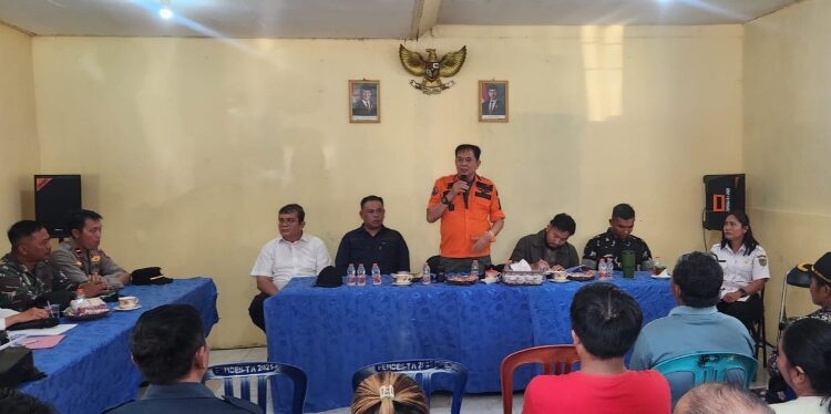 Bupati Bartim, M. Yamin bersama Wabup Adi Mula Nakalelu, menyampaikan penjelasan Inmendagri Nomor 1/2026, sekaligus peninjauan kesiapan penanganan karhutla di Betang Nalong, Kecamatan Paju Epat, Rabu (26/8/2026).