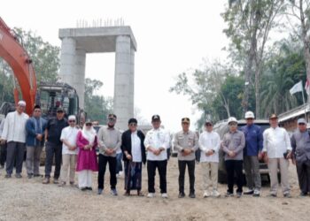 Bupati Barito Utara, H. Shalahuddin, meninjau progres pembangunan Jembatan Sikan - Tumpung Laung, Rabu (26/8/2026).