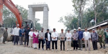 Bupati Barito Utara, H. Shalahuddin, meninjau progres pembangunan Jembatan Sikan - Tumpung Laung, Rabu (26/8/2026).