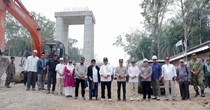 Bupati Barito Utara, H. Shalahuddin, meninjau progres pembangunan Jembatan Sikan - Tumpung Laung, Rabu (26/8/2026).