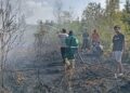 Personel Polsek Sebangau dan TSAK memadamkan lahan yang terbakar. (ist)