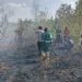 Personel Polsek Sebangau dan TSAK memadamkan lahan yang terbakar. (ist)