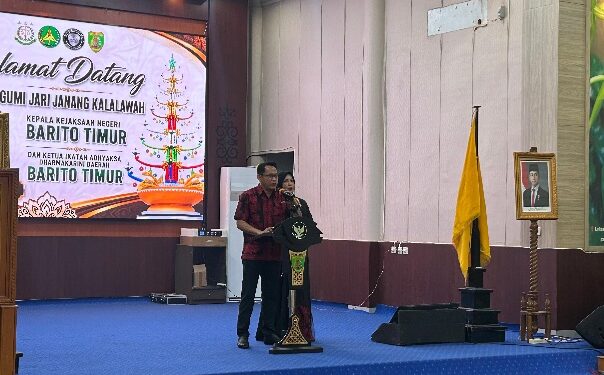 Kajari Barito Timur, Abdul Halim, didampingi istri, memberikan sambutan dalam selamat datang di Rumah Jabatan Bupati Bartim, Jumat (28/8/2026).