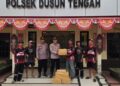 Kapolsek Dusun Tengah, IPTU Stefanus Rantealo, menyerahkan bantuan sosial untuk Relawan Karhutla, Jumat (28/8/2026).