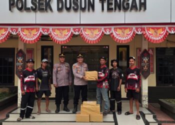 Kapolsek Dusun Tengah, IPTU Stefanus Rantealo, menyerahkan bantuan sosial untuk Relawan Karhutla, Jumat (28/8/2026).