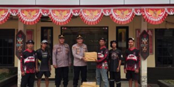 Kapolsek Dusun Tengah, IPTU Stefanus Rantealo, menyerahkan bantuan sosial untuk Relawan Karhutla, Jumat (28/8/2026).