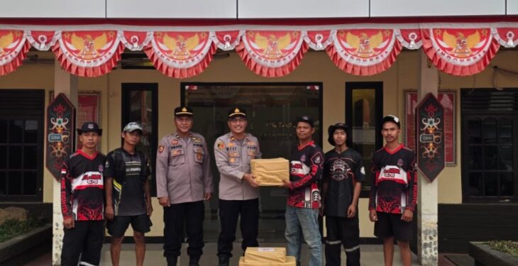 Kapolsek Dusun Tengah, IPTU Stefanus Rantealo, menyerahkan bantuan sosial untuk Relawan Karhutla, Jumat (28/8/2026).