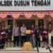 Kapolsek Dusun Tengah, IPTU Stefanus Rantealo, menyerahkan bantuan sosial untuk Relawan Karhutla, Jumat (28/8/2026).