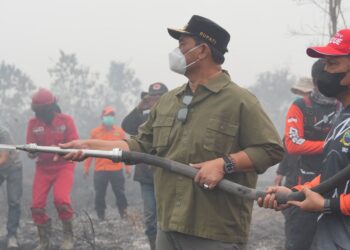 Bupati Barito Utara H. Shalahuddin, S.T., M.T., bersama Sekretaris Daerah Drs. Muhlis dan jajaran turun langsung ke lokasi kebakaran lahan. (ist)