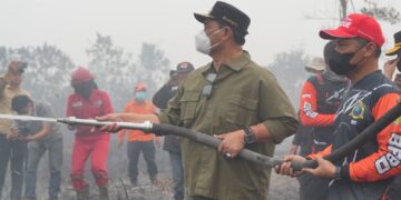 Bupati Barito Utara H. Shalahuddin, S.T., M.T., bersama Sekretaris Daerah Drs. Muhlis dan jajaran turun langsung ke lokasi kebakaran lahan. (ist)
