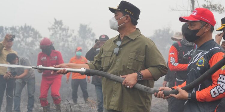 Bupati Barito Utara H. Shalahuddin, S.T., M.T., bersama Sekretaris Daerah Drs. Muhlis dan jajaran turun langsung ke lokasi kebakaran lahan. (ist)