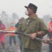 Bupati Barito Utara H. Shalahuddin, S.T., M.T., bersama Sekretaris Daerah Drs. Muhlis dan jajaran turun langsung ke lokasi kebakaran lahan. (ist)