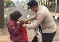 Kapolsek Dusun Timur, IPDA Sulkhan Sururi, S.E., yang secara langsung memasangkam masker ke penumpang pengendara roda dua, Senin (31/8/2026).