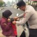 Kapolsek Dusun Timur, IPDA Sulkhan Sururi, S.E., yang secara langsung memasangkam masker ke penumpang pengendara roda dua, Senin (31/8/2026).