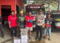 Kapolsek Dusun Timur IPDA Sulkhan Sururi, S.E., beserta jajaran dan pengurus Bhayangkari menyerahkan bantuan, Senin (31/8/2026).